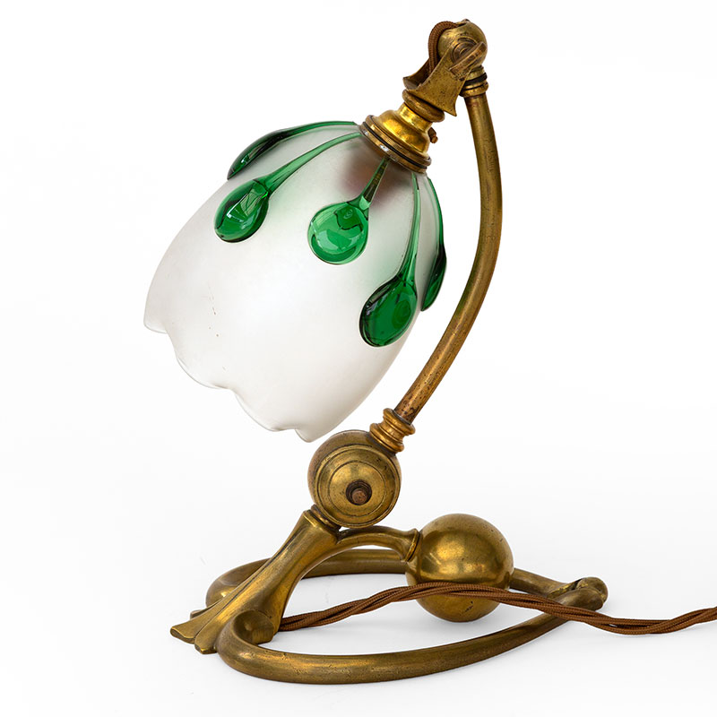Art Nouveau adjustable table lamp in patinated cast brass fitted with a fluted bell-shaped glass shade decorated with green tear drops and stamped maker’s mark Benson. (c.1900).